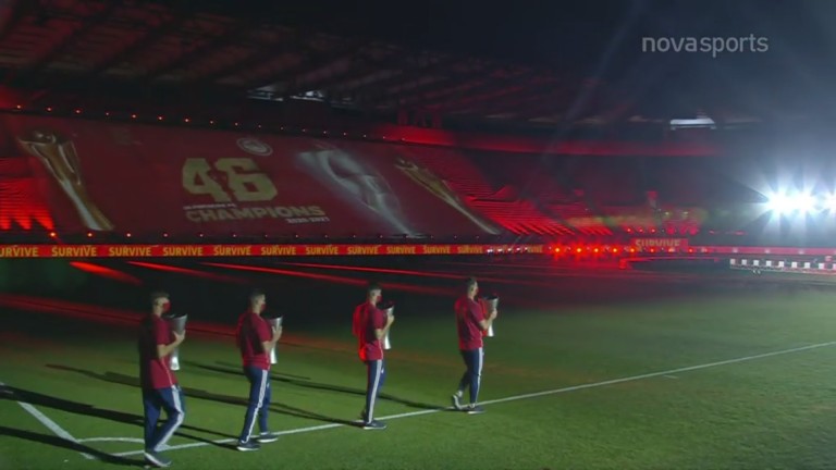 Φιέστα Ολυμπιακού: Η είσοδος των 45 τροπαίων