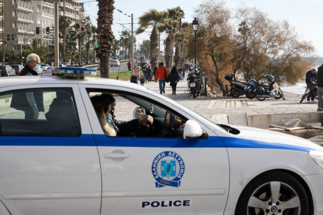Επεισοδιακή σύλληψη στη Γλυφάδα: Τους κυνήγησαν αστυνομικοί και… πέταξαν σακούλα με 25.000 ευρώ