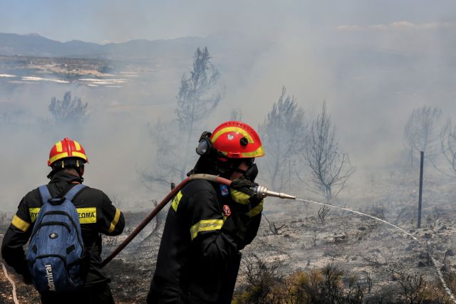 Φωτιά καίει χαμηλή βλάστηση κοντά σε σπίτια στην Κερατέα – Εκκενώθηκε οικισμός