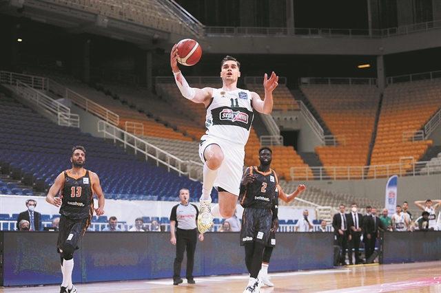 Εκανε… μπουζούκια τα αποδυτήρια