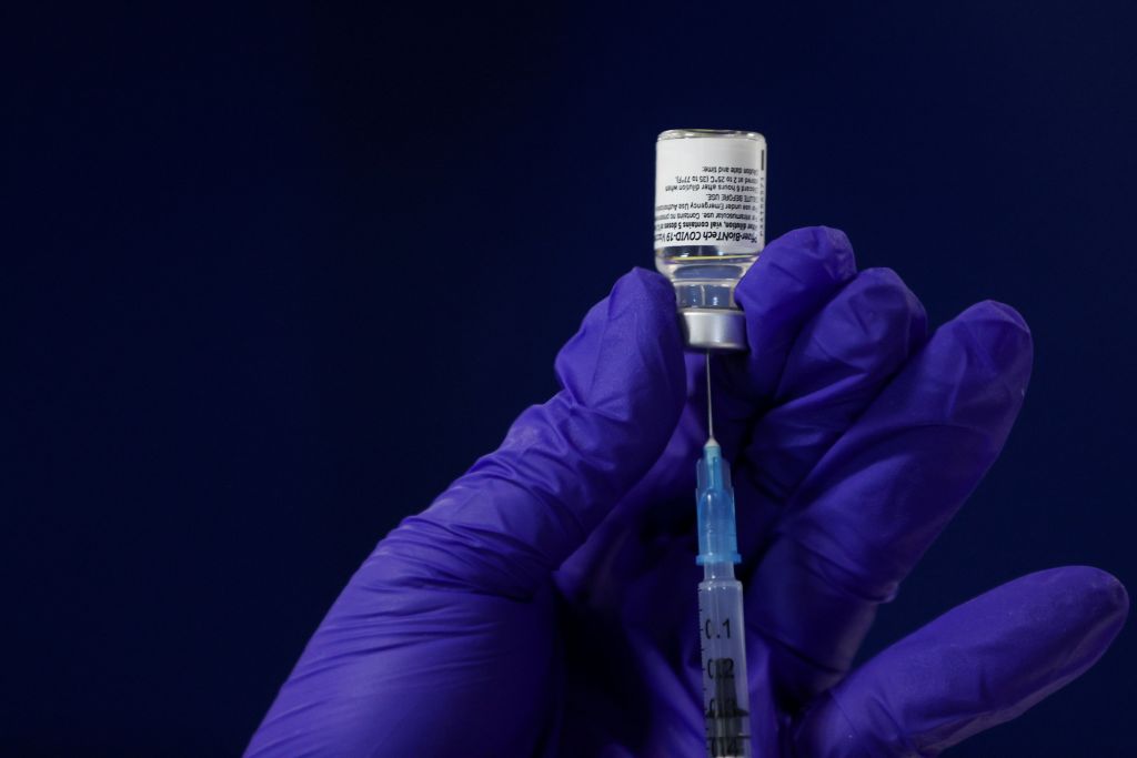 Άλμπερτ Μπουρλά: Θα χρειαστεί τρίτη δόση εμβολίου στους 8 μήνες και επανάληψη κάθε χρόνο