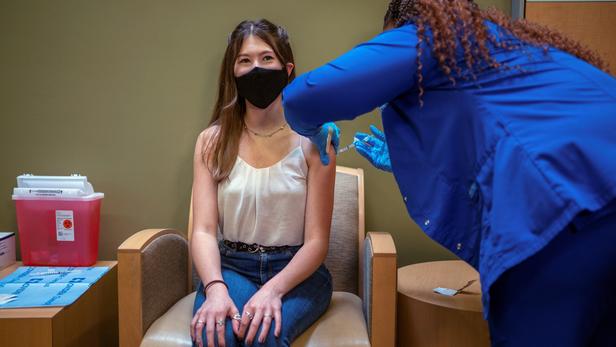 Η Γαλλία εγκαινιάζει στην Ευρώπη τους εμβολιασμούς παιδιών από 12 ετών