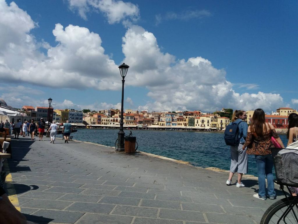 Άνοιξε ο καιρός και πέταξαν τις μάσκες – Ποιες περιοχές είναι κοντά σε τοπικό lockdown