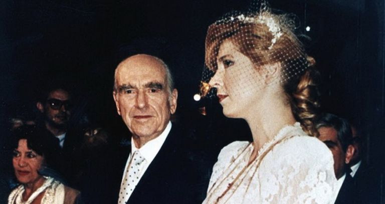 Στο σφυρί μπομπονιέρα από τον γάμο του Ανδρέα Παπανδρέου με τη Δήμητρα Λιάνη | tanea.gr Στο σφυρί μπομπονιέρα από τον γάμο του Ανδρέα Παπανδρέου με τη Δήμητρα Λιάνη | tanea.gr