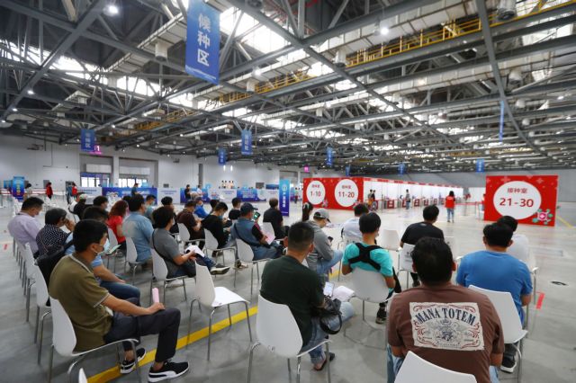 Η Κίνα εμβολιάζει καθημερινά 20 εκατ. κατοίκους