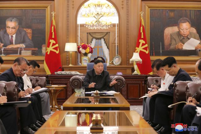 Βόρεια Κορέα: Αγνώριστος εμφανίστηκε ο Κιμ Γιονγκ Ουν – Γιατί αδυνάτισε;
