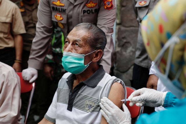 Ασία: Εμβολιαστείτε κατά του κοροναϊού και κερδίστε… κότες, αγελάδες ακόμα και διαμερίσματα