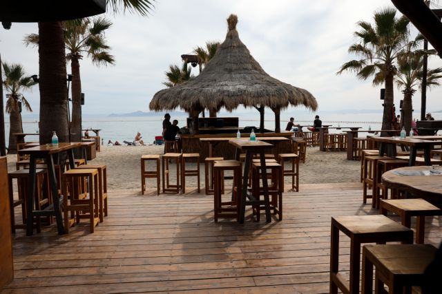 Στην τελική ευθεία για μουσική και στα beach bar – Τι λέει επιχειρηματίας για την είσοδο μόνο σε εμβολιασμένους