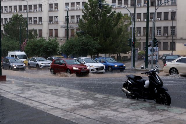 Κίνηση: Μποτιλιάρισμα στο κέντρο της Αθήνας έφερε η σφοδρή βροχόπτωση