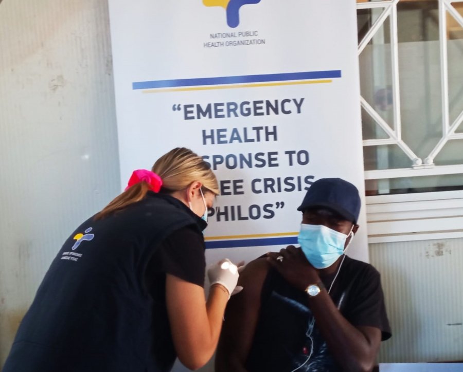 Αρχισε ο εμβολιασμός των αιτούντων άσυλο – Στη ΒΙΑΛ την Παρασκευή Μηταράκης και Αρκουμανέας