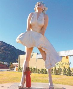 Ποιοι θέλουν να γκρεμίσουν τη Μέριλιν Μονρόε