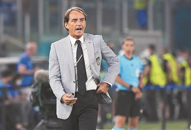 Ο Μαντσίνι ρωτά τον αστρολόγο!