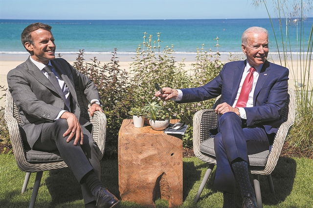 Μυστικές συνομιλίες και πισώπλατα μαχαιρώματα