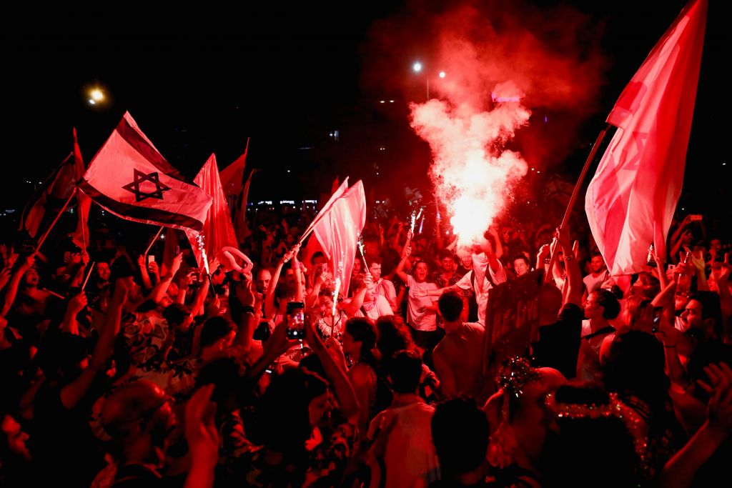 Ισραήλ: Πανηγυρισμοί στο Τελ Αβίβ για τον νέο πρωθυπουργό