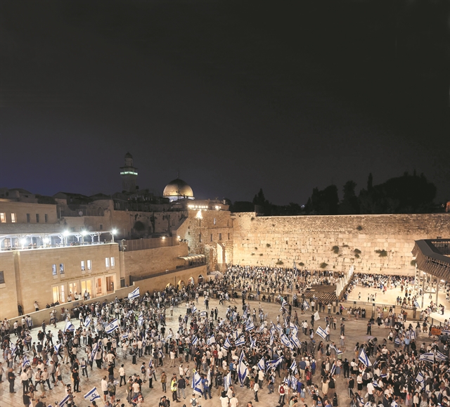 Πρεμιέρα με βομβαρδισμούς για την «κυβερνητική αλλαγή»