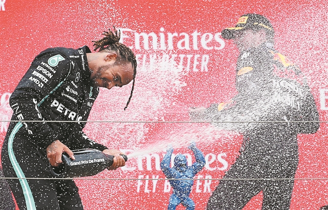 Τέλος το πάρτι, έρχονται περικοπές