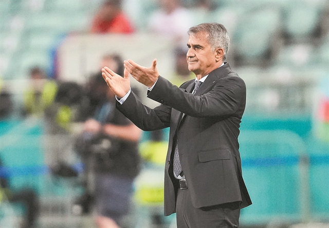 Φυσάνε λιγάκι καλοκαιριάτικα το γιαούρτι…