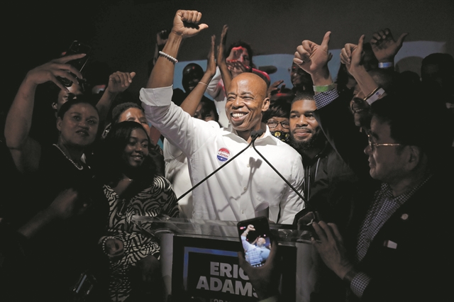 Μαύρος και πρώην διοικητής της Αστυνομίας το φαβορί για τη Νέα Υόρκη