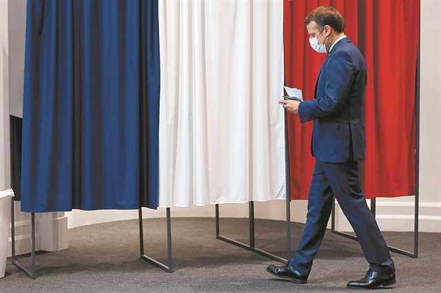 Μάχη για… τρεις πλέον οι προεδρικές στη Γαλλία