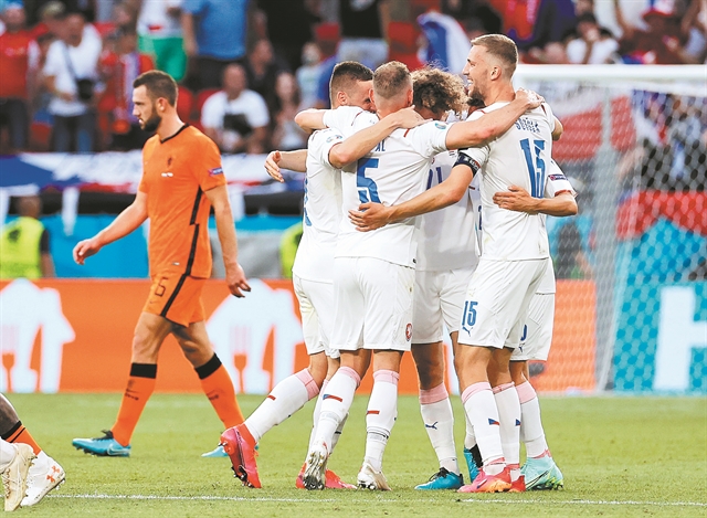 Τους έκοψε τα φτερά