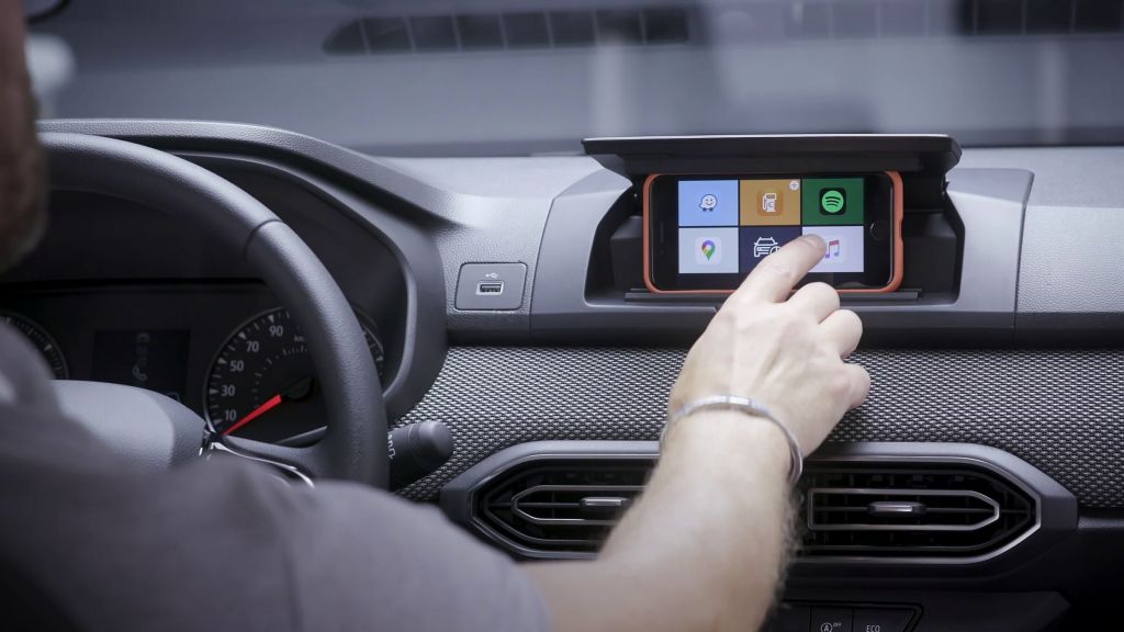 Η Dacia αντικαθιστά το ταμπλό του αυτοκινήτου με το smartphone