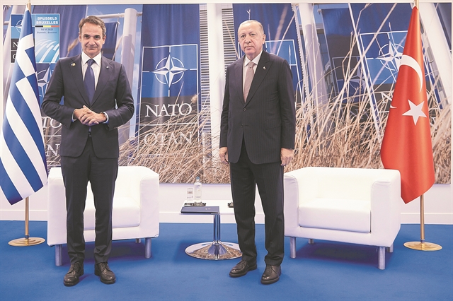 Οταν χτυπάει το «κόκκινο τηλέφωνο»