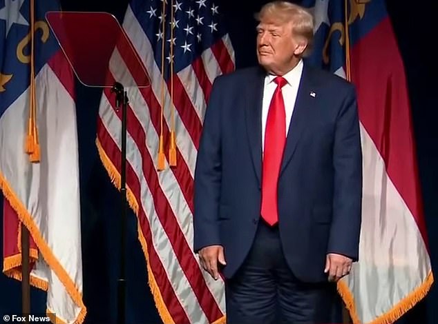 ΗΠΑ: Χαμός στα social media με το παντελόνι του Τραμπ – Το φορούσε τελικά ανάποδα;