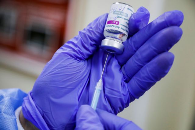 Εμβόλιο ΑstraZeneca: Πόσο «απροστάτευτος» θα μείνει κάποιος αν δεν κάνει τη δεύτερη δόση