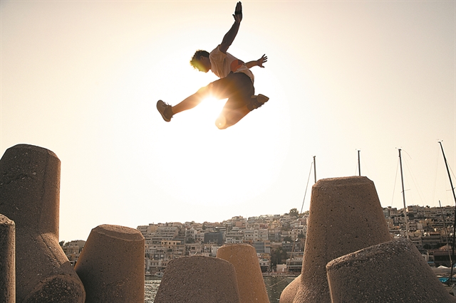 Εντυπωσιακό freerunning στο Μικρολίμανο