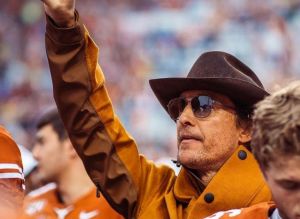 Μάθιου ΜακΚόναχι: «Η χρήση μάσκας δεν αφαιρεί την ταυτότητα και την ελευθερία»