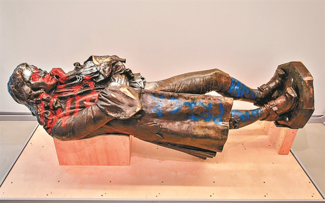 Πού πάνε τα αγάλματα όταν πεθαίνουν;