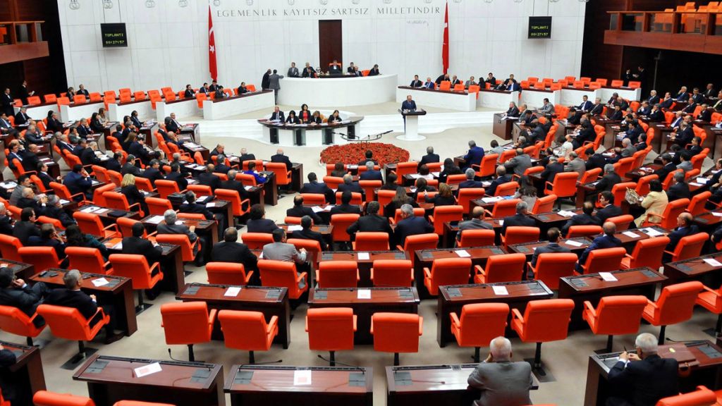 Τουρκία: Αναψαν τα αίματα στη Βουλή – «Ο Ερντογάν δεν ξέρει τα όριά του»