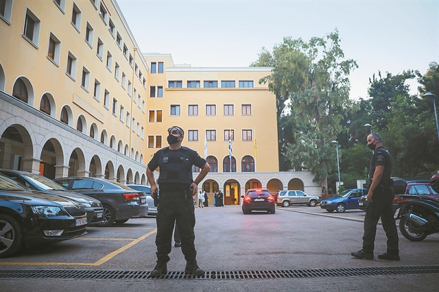 Πέταξε καυστικό υγρό σε 7 μητροπολίτες!