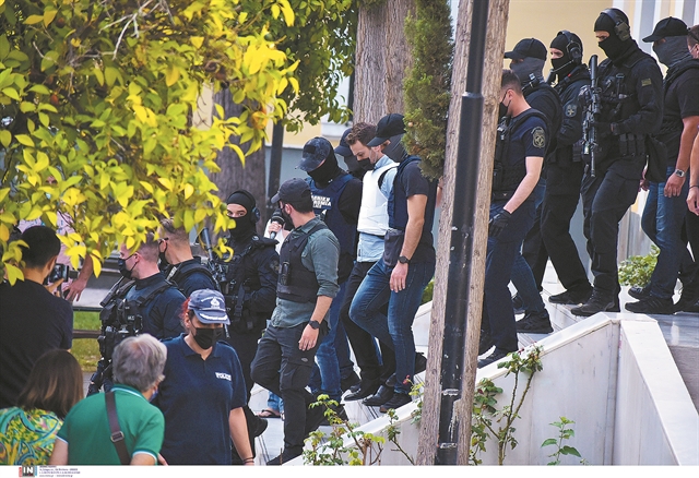 Τρύπες και κενά στην εκδοχή του «εν βρασμώ ψυχής»