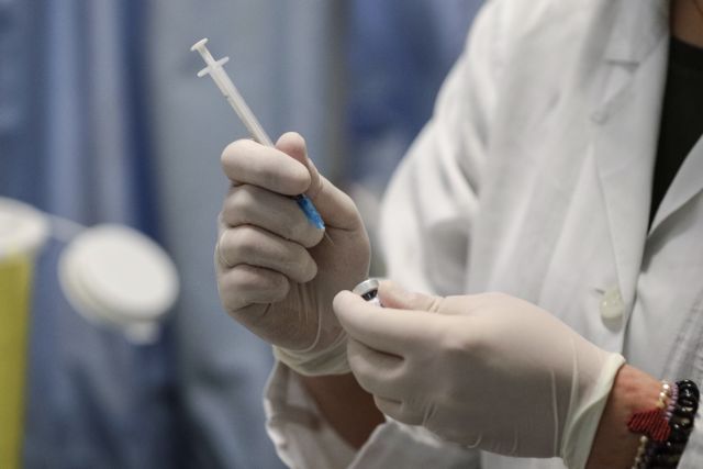 Χανιά: Δεν φαίνεται να οφείλονται σε θρόμβωση ή στο εμβόλιο οι επιπλοκές της 50χρονης νοσηλεύτριας | tanea.gr