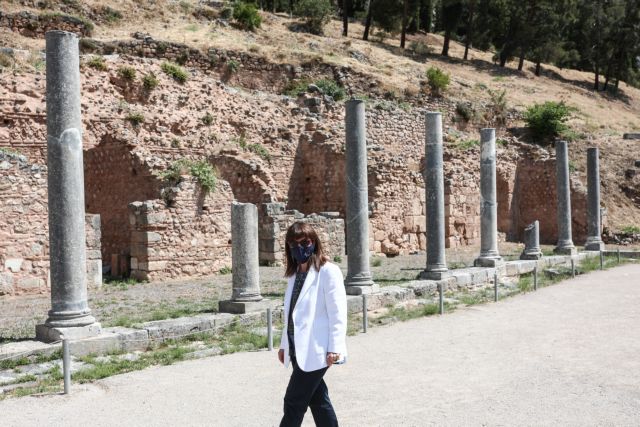 Στους Δελφούς η Κατερίνα Σακελλαροπούλου