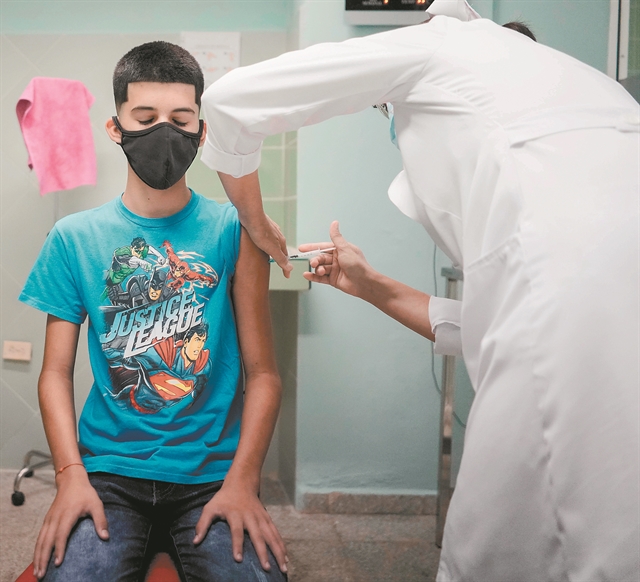 Στο τραπέζι κίνητρα για τον εμβολιασμό των εφήβων