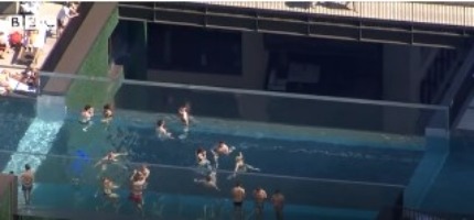 Λονδίνο: Απίστευτες εικόνες – Βουτιές σε εναέρια πισίνα