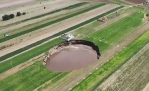 Μεξικό: Άνοιξε η γη και απειλεί να καταπιεί σπίτι