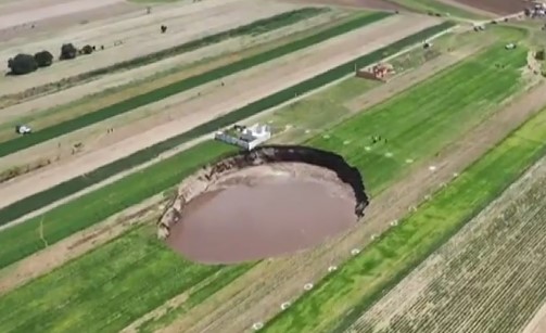 Μεξικό: Άνοιξε η γη και απειλεί να καταπιεί σπίτι