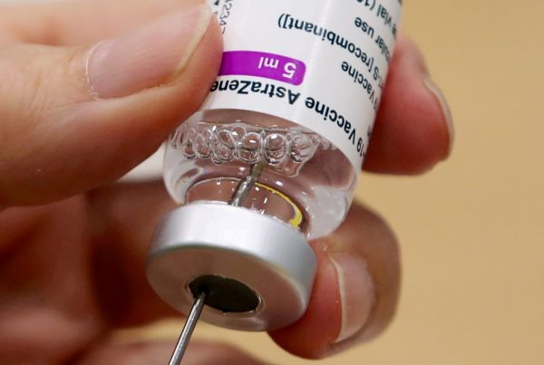 AstraZeneca: Τι ισχύει τελικά για παρενέργειες, δεύτερη δόση και συνδυασμό εμβολίων