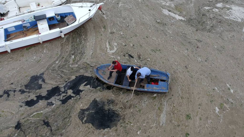 Τουρκία: Μυστηριώδης γλίτσα… πνίγει τη θάλασσα του Μαρμαρά – Κινδυνεύει το Αιγαίο;