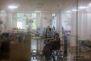 Γιατί κάποιοι μολύνονται εσκεμμένα με κοροναϊό – Η δοκιμή πρόκληση που γεννά αντιδράσεις