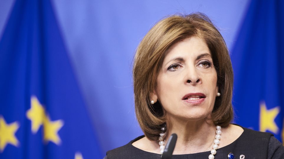 Στην Αθήνα η επίτροπος Υγείας της ΕΕ – Το εμβολιαστικό πρόγραμμα στο επίκεντρο της συνάντησης με τον Μητσοτάκη