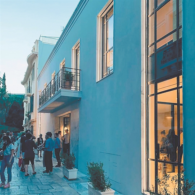 Ενας αστραφτερός διεθνής «κλοιός» αγκαλιάζει την Ελλάδα…