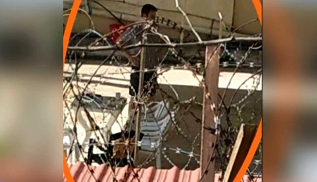 Η πρώτη φωτογραφία του συζυγοκτόνου μέσα από τον Κορυδαλλό