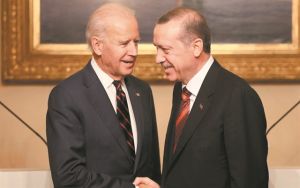 Ερντογάν: Περιμένοντας τον Μπάιντεν να βάλει χαλινάρι στον διεθνή «ταραξία»