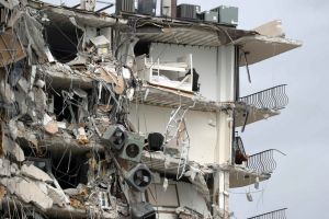 Φλόριντα: «Ήταν σαν να μας χτύπησε πύραυλος» λέει ένοικος που σώθηκε από την καταστροφή