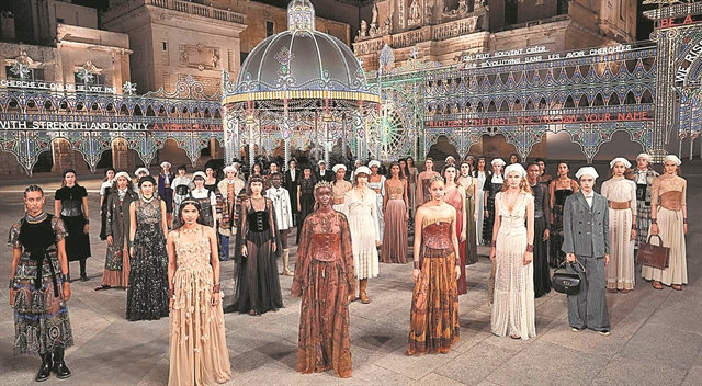 Στην τελική ευθεία το fashion show με την υπογραφή Dior