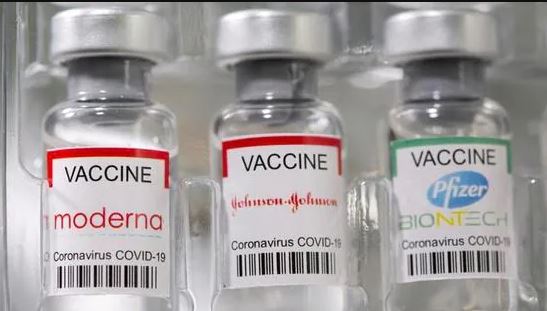 Ανοίγουν πάνω από 400.000 ραντεβού για εμβολιασμό με Pfizer, Moderna και J&J